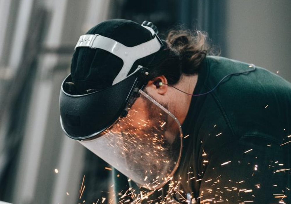 Bezpieczne spawanie. Jakie normy powinny spełniać przyłbice spawalnicze?