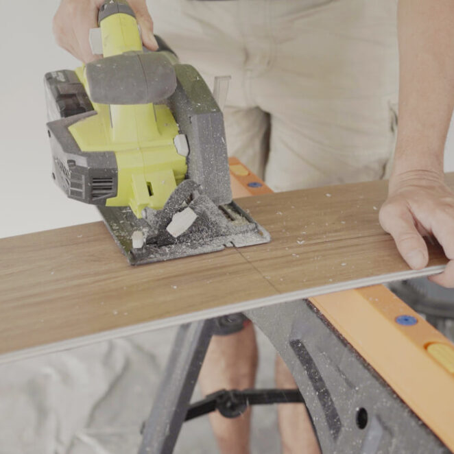 czym ciąć panele? jednym z rozwiązań jest wyrzynarka