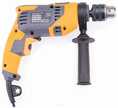 jak powiesić telewizor na ścianie? Ważne będzie wywiercenie otworów wiertarką wiertarka sds pomoże powiesić telewizor na ścianie