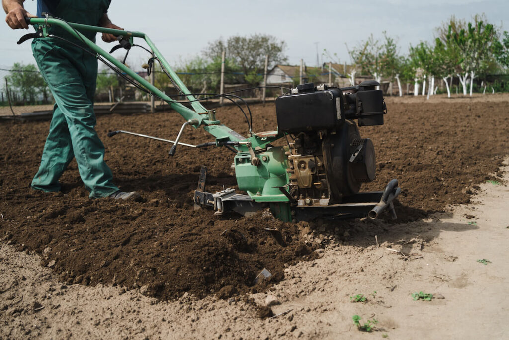 Jak używać glebogryzarki w ogrodzie i na działce?