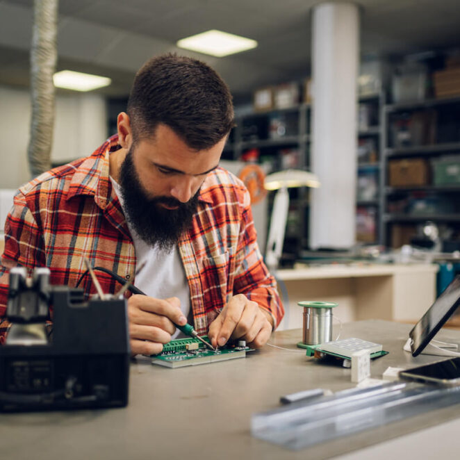 mężczyzna pokazuje, jak lutować przewody