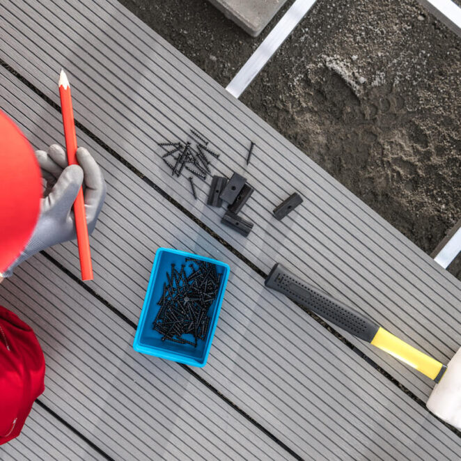 narzędzia, które pomagają ciąć i układać deski kompozytowe