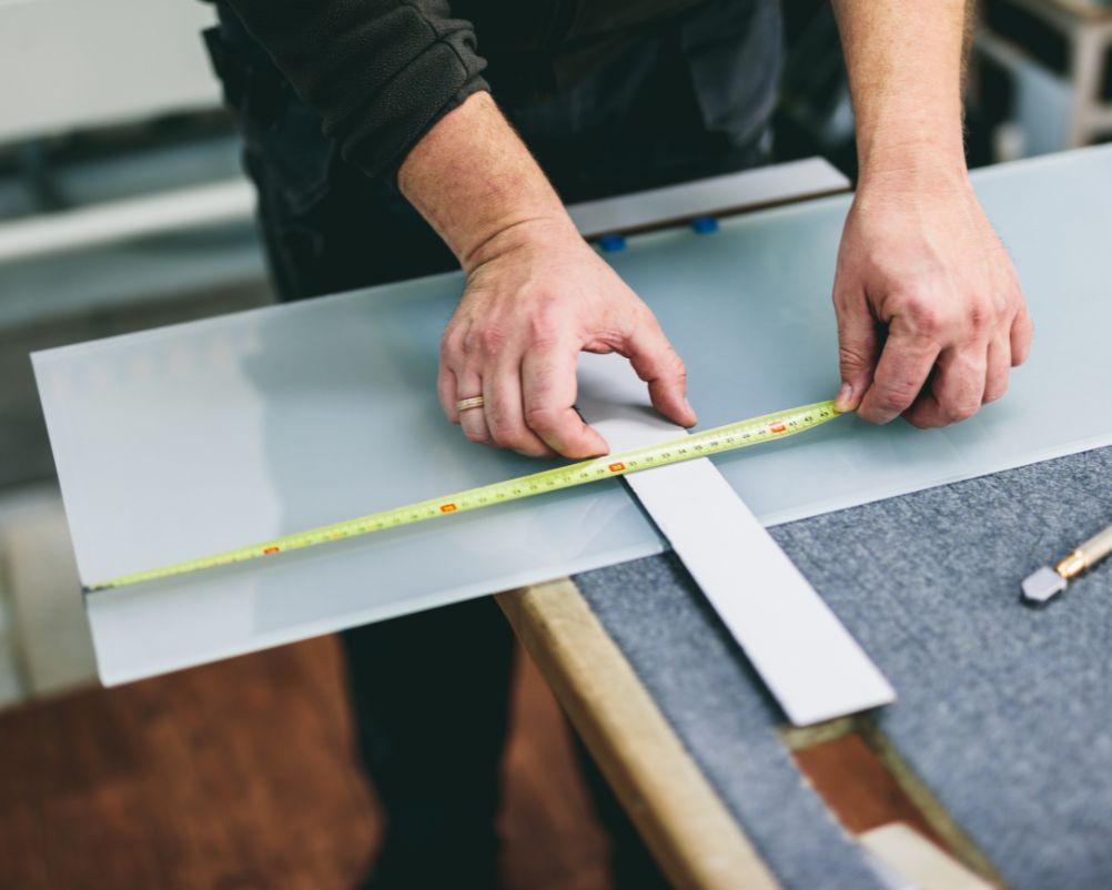 Jak i czym ciąć plexi? Skuteczne sposoby i narzędzia