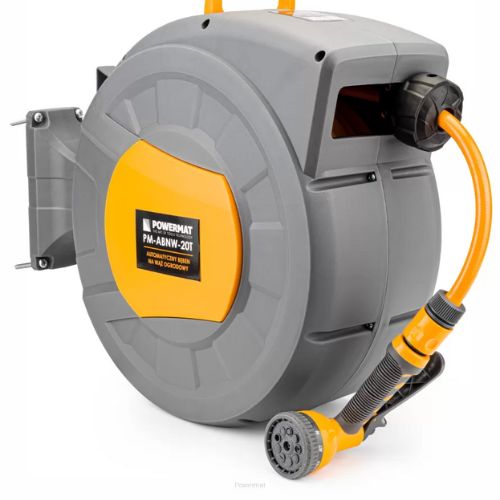 podlewanie trawnika wężem z końcówką zraszającą