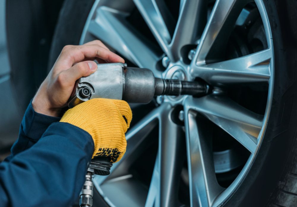Jaki klucz do kół? 4 polecane narzędzia