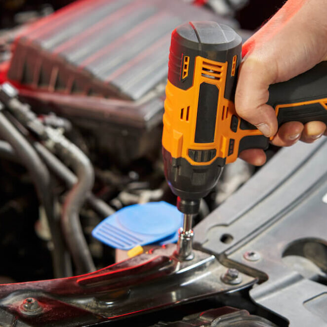 Klucz udarowy akumulatorowy – ranking polecanych urządzeń