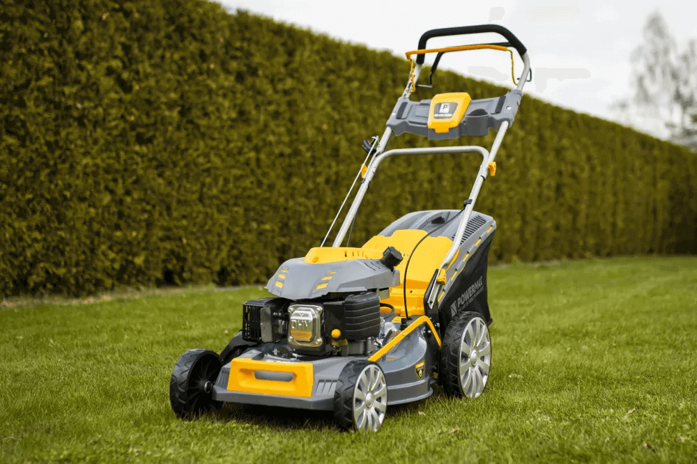 Najmocniejsza kosiarka spalinowa z napędem – przegląd modeli