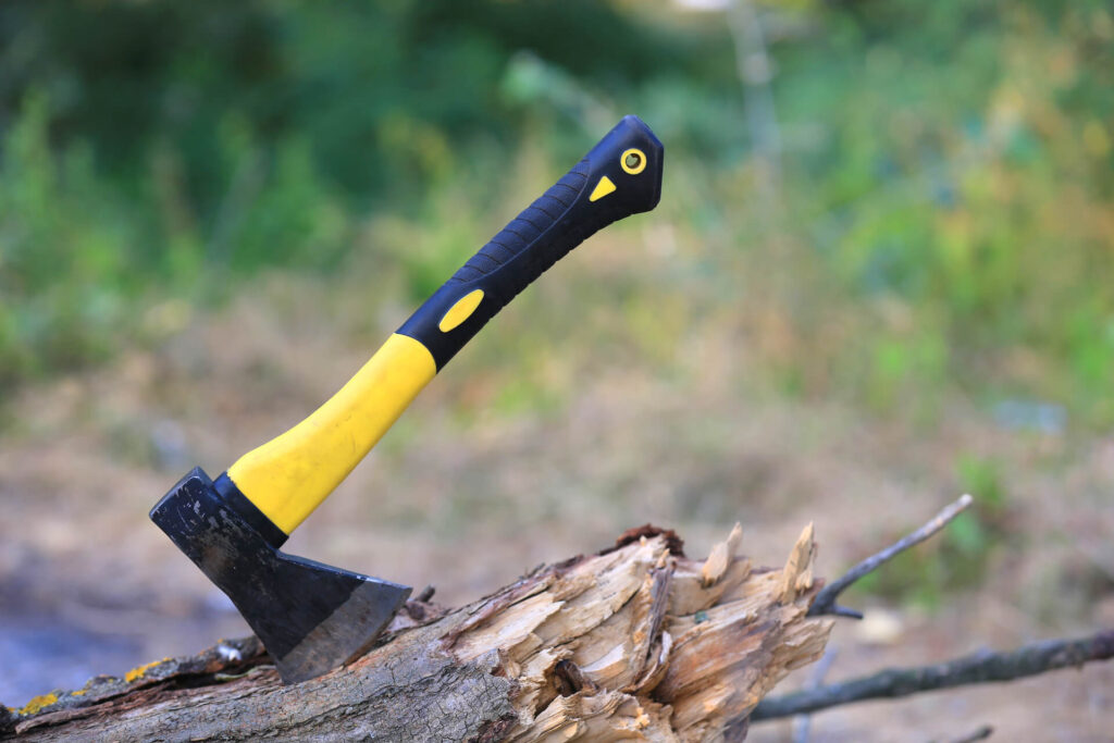 Najlepsza siekiera do rąbania drewna – czyli jaka? Poradnik