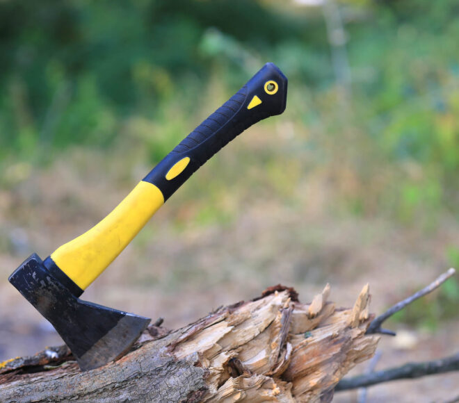Najlepsza siekiera do rąbania drewna - poradnik