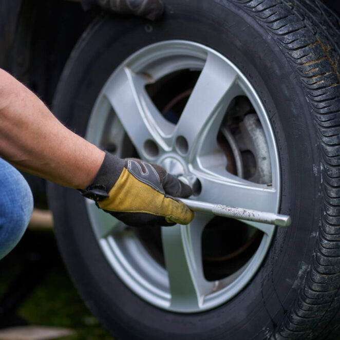 Jak wymienić koła w aucie? Wskazówki krok po kroku
